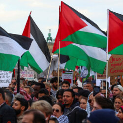 متظاهرون في برلين يدعون الحكومة الألمانية إلى وقف تسليح إسرائيل