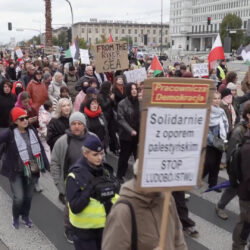 متظاهرون في بولندا يطالبون بمحاكمة نتنياهو واعتباره مجرم حرب