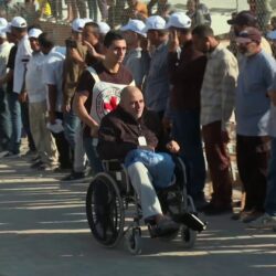 حشود وكراسي متحركة وأطراف مبتورة وعلامة النصر أبرز مشاهد استقبال أسرى غزة