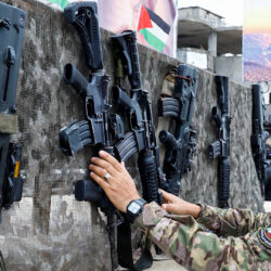 إعلام إسرائيلي: حماس لن تلقي سلاحها ومطلب نزعه أكبر حقل ألغام