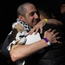 كيف تفاعلت المنصات مع مشاهد الأسرى الفلسطينيين المحررين؟