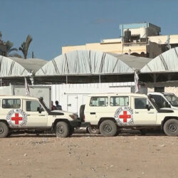 الصليب الأحمر يتسلم جثامين 45 أسيرا فلسطينيا