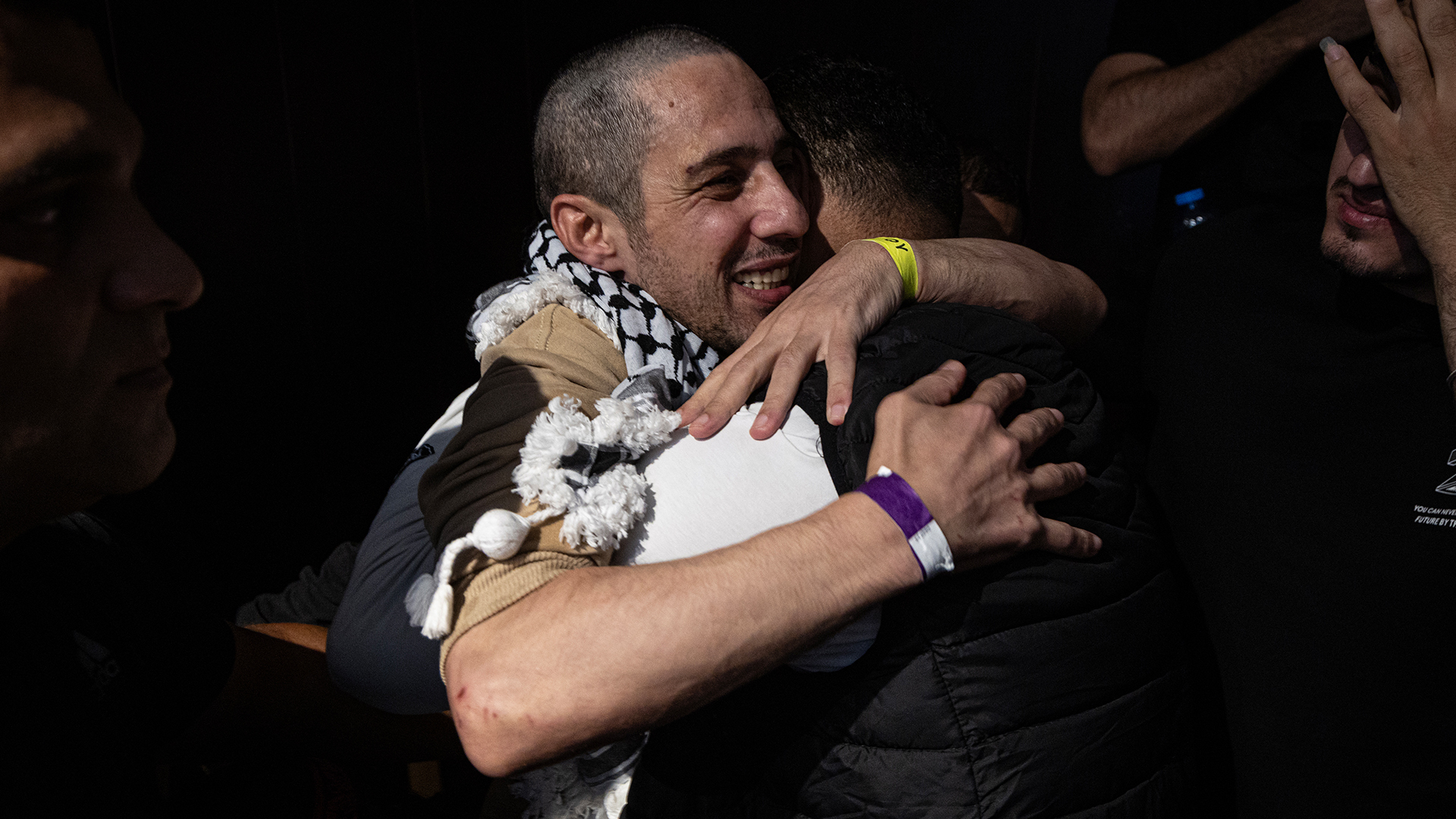 "شبكات" يتناول تفاعل المنصات مع مشاهد الأسرى الفلسطينيين ومزاح ترامب بالكنيسيت