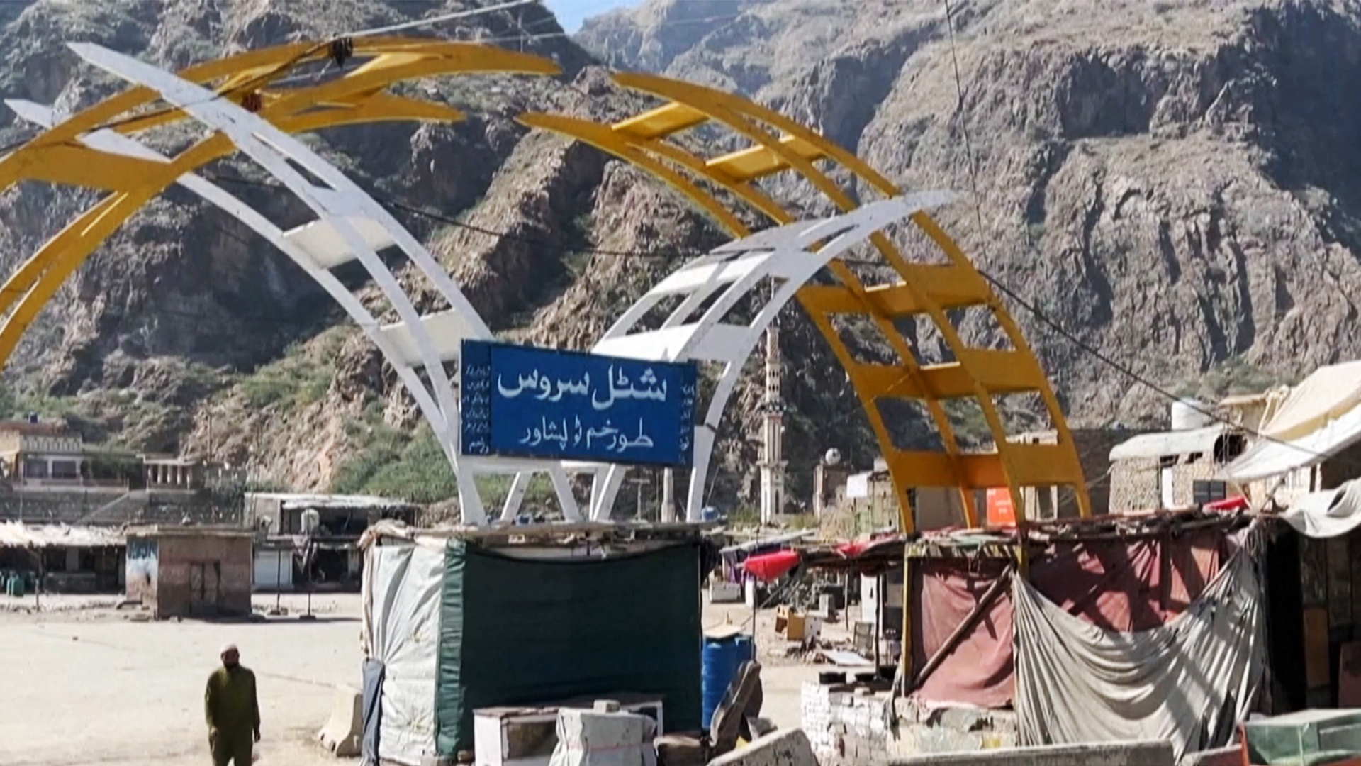 أفغانستان وباكستان.. اشتباكات متجددة ومعبر طورخم مغلق أمام الحركة