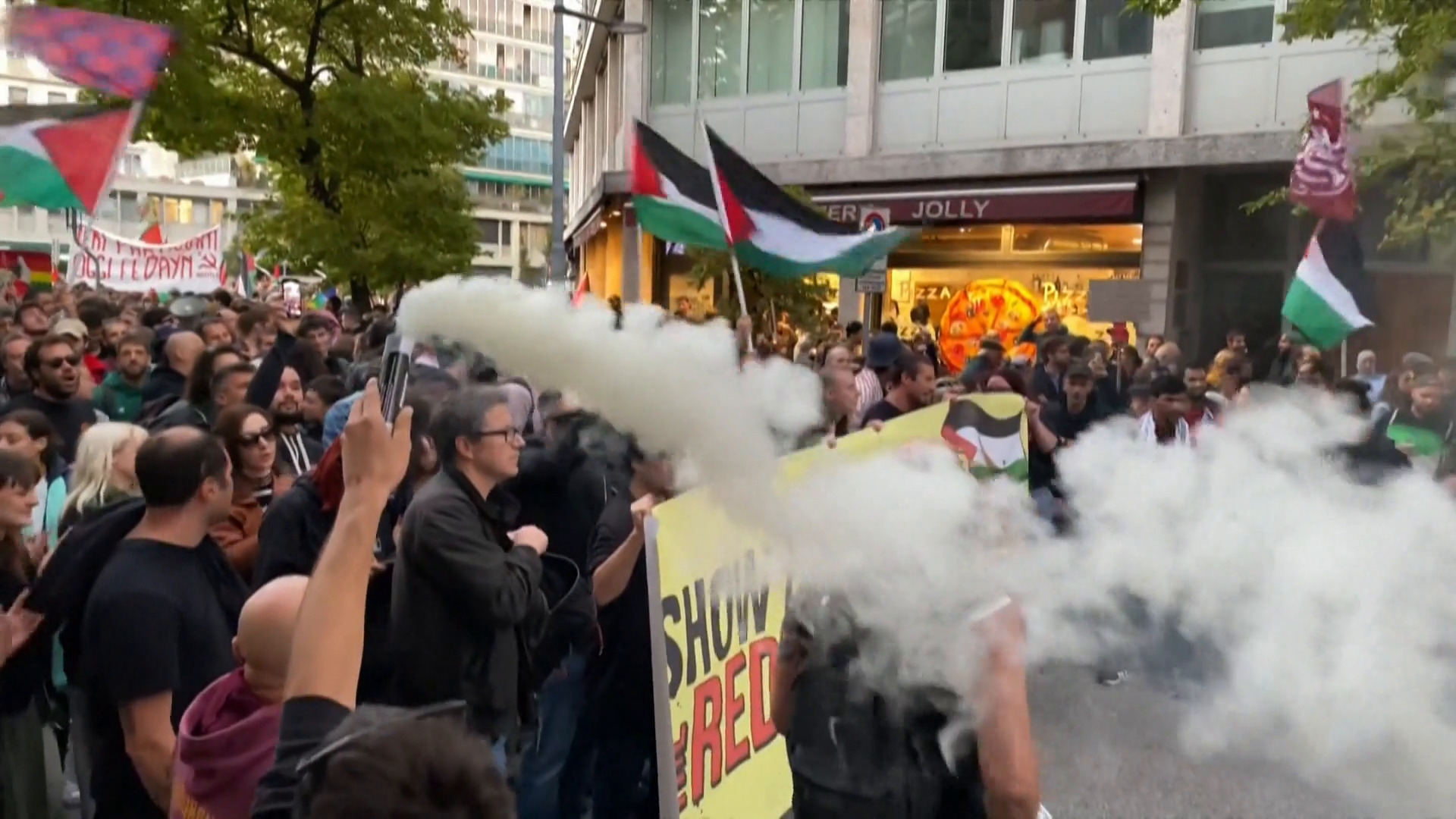 مغردون: الجماهير طردت إسرائيل من المونديال بإيطاليا رغم صفارة الحكم