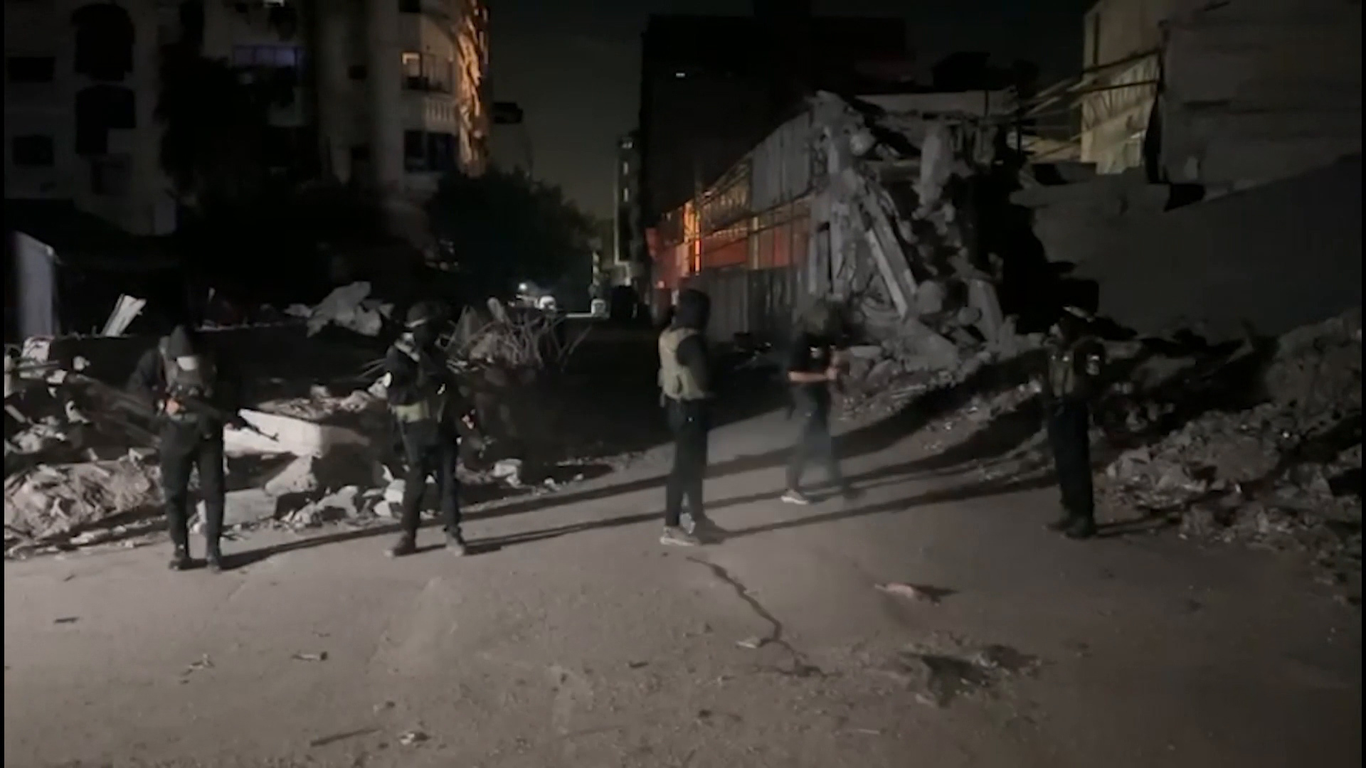 القسام تسلم جثماني أسيرين للصليب الأحمر بغزة