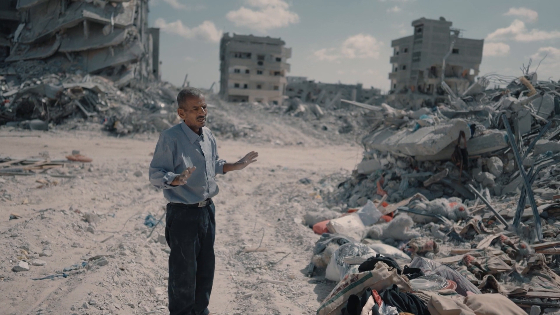 غزيون يبحثون بين ركام منزلهم المدمر عن مقتنياتهم لمواصلة الحياة