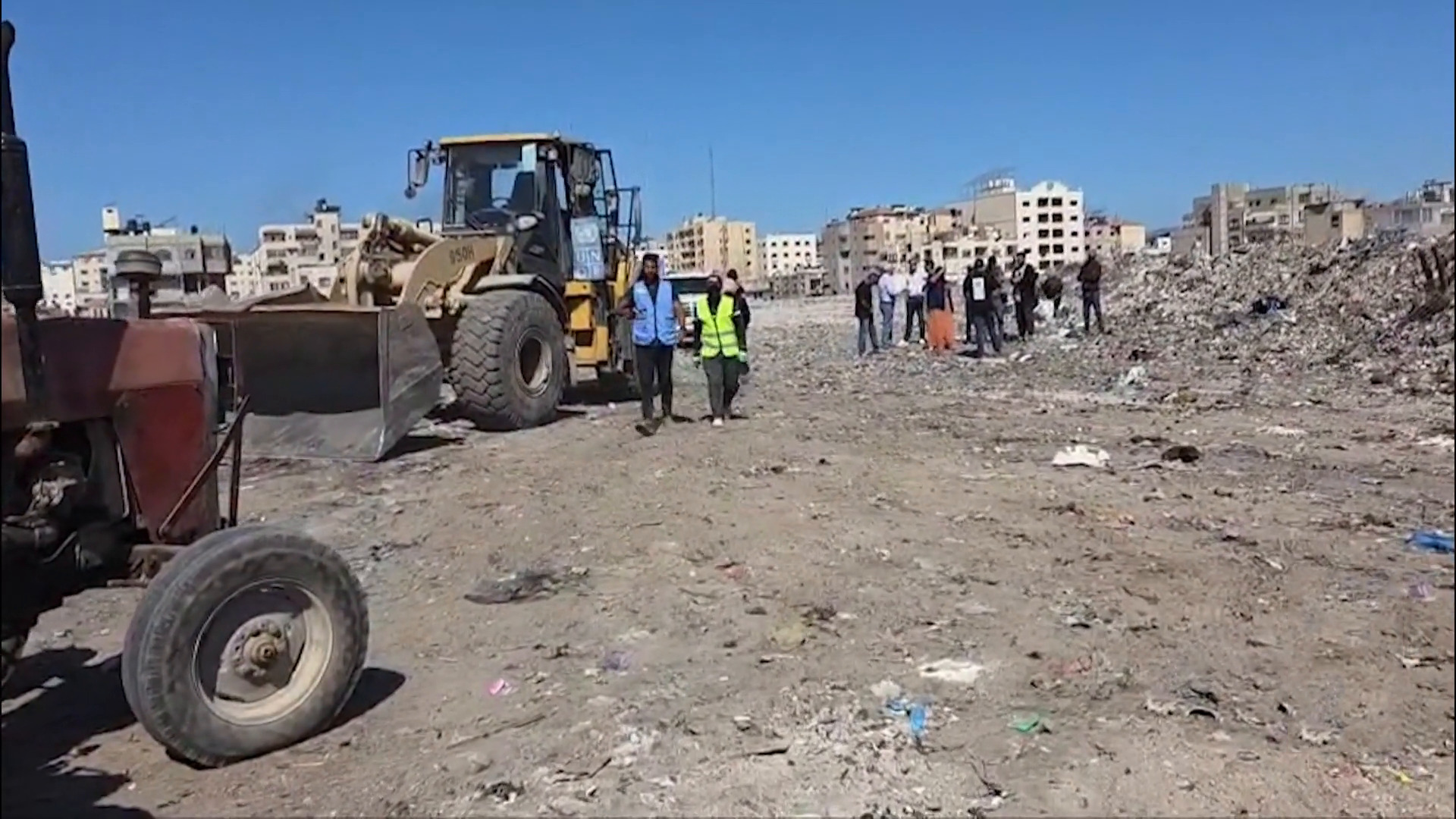 جهود محلية وأممية لإزالة النفايات وتوصيل المياه لغزة