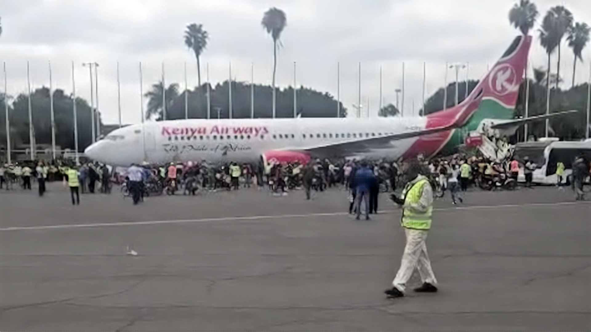 شاهد: أنصار الزعيم الكيني الراحل أودينغا يقتحمون طائرة تقل جثمانه