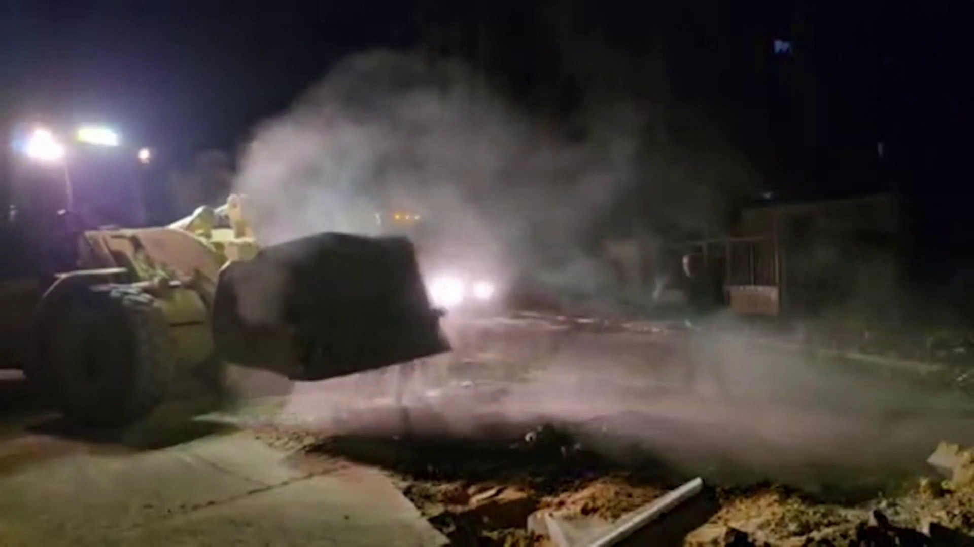 شاهد: كتائب القسام تحفر تحت الأنقاض بحثا عن جثامين أسرى إسرائيليين