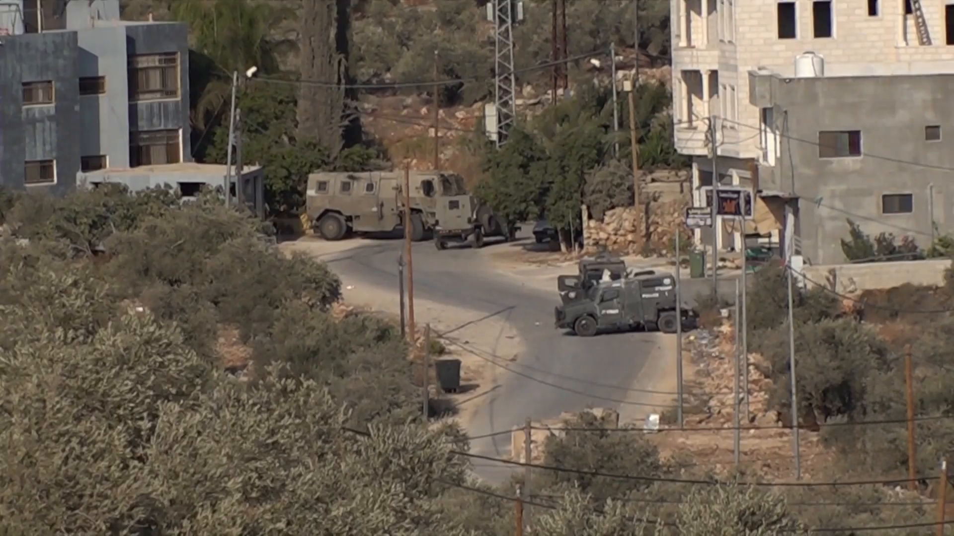 إصابة فلسطيني ومواجهات مع قوات الاحتلال خلال اقتحاماتها بالضفة