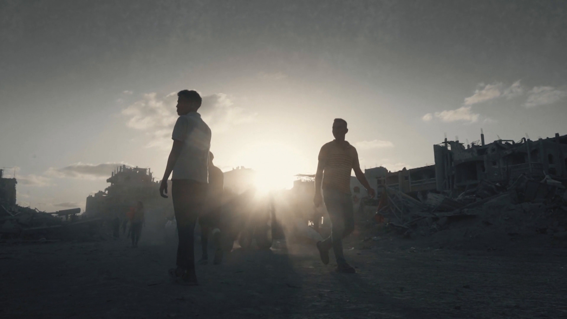 أهالي شمال غزة يعودون لديارهم رغم الدمار وانعدام مقومات الحياة