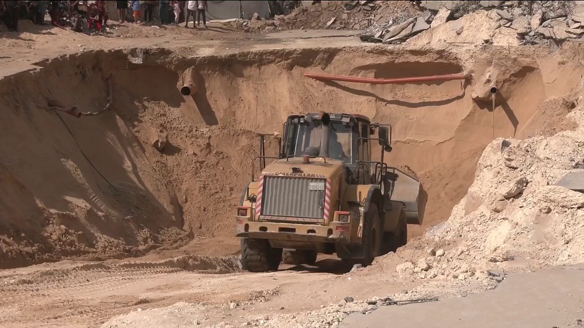 استمرار عمليات الحفر في خان يونس بحثا عن جثث أسرى إسرائيليين