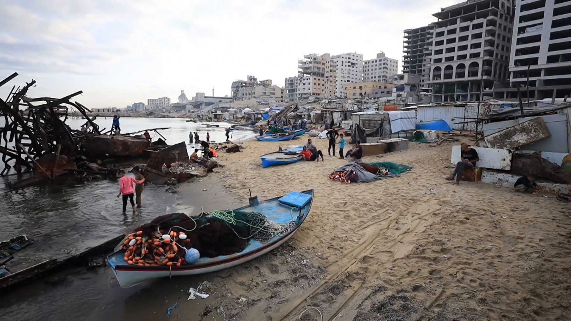 حصار واستهداف ومراكب متهالكة.. واقع الصيادين في قطاع غزة