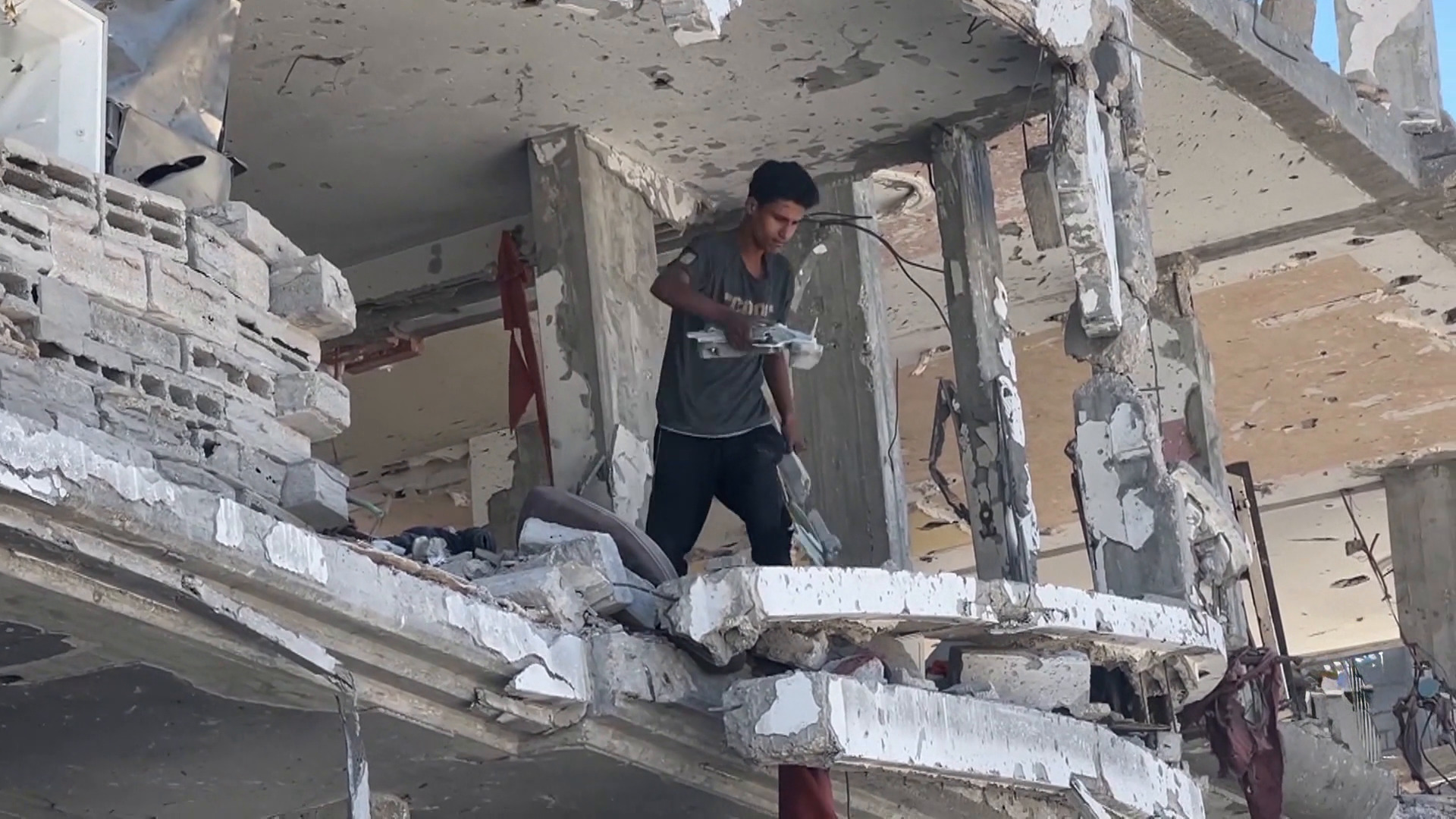 مراسل الجزيرة يوثق معاناة العائدين إلى منازلهم المدمرة في خان يونس