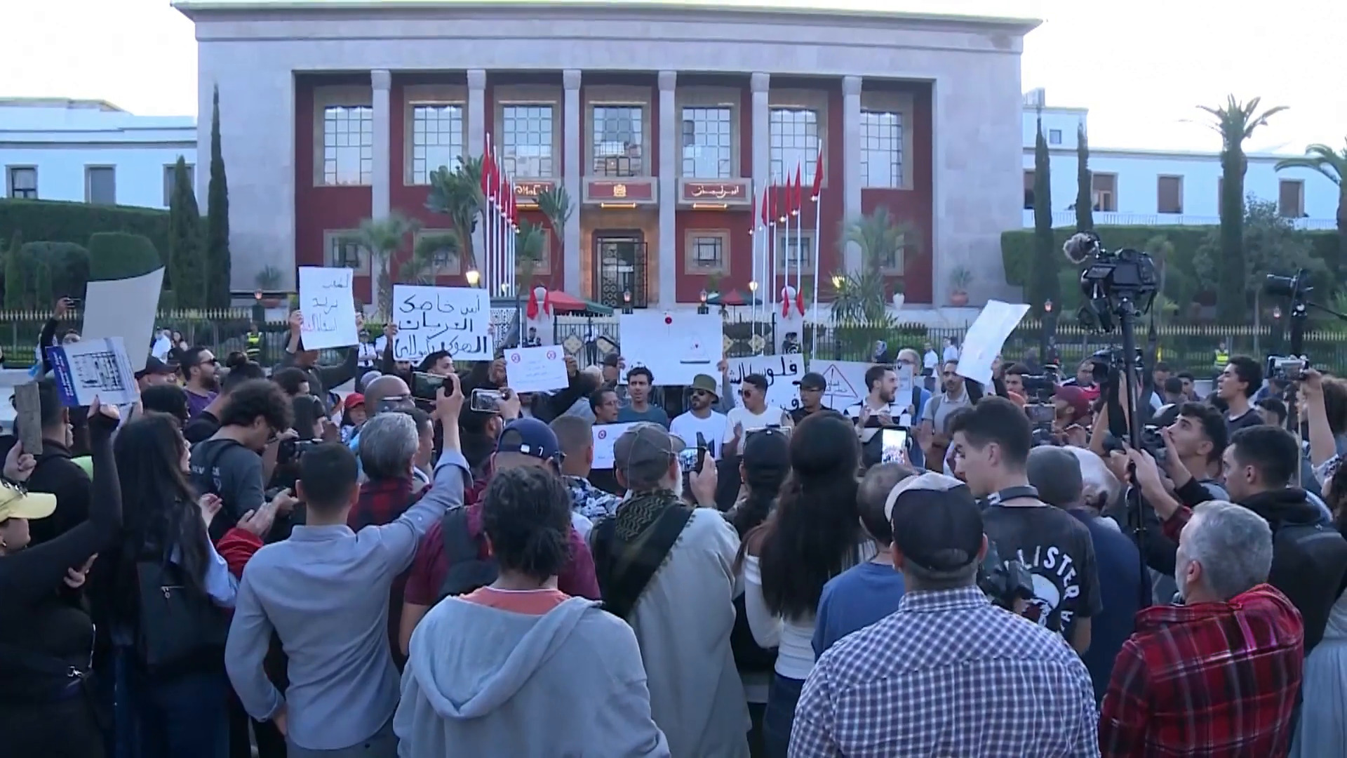 مظاهرات متواصلة في المغرب تطالب بمحاربة الفساد والإفراج عن معتقلي الرأي