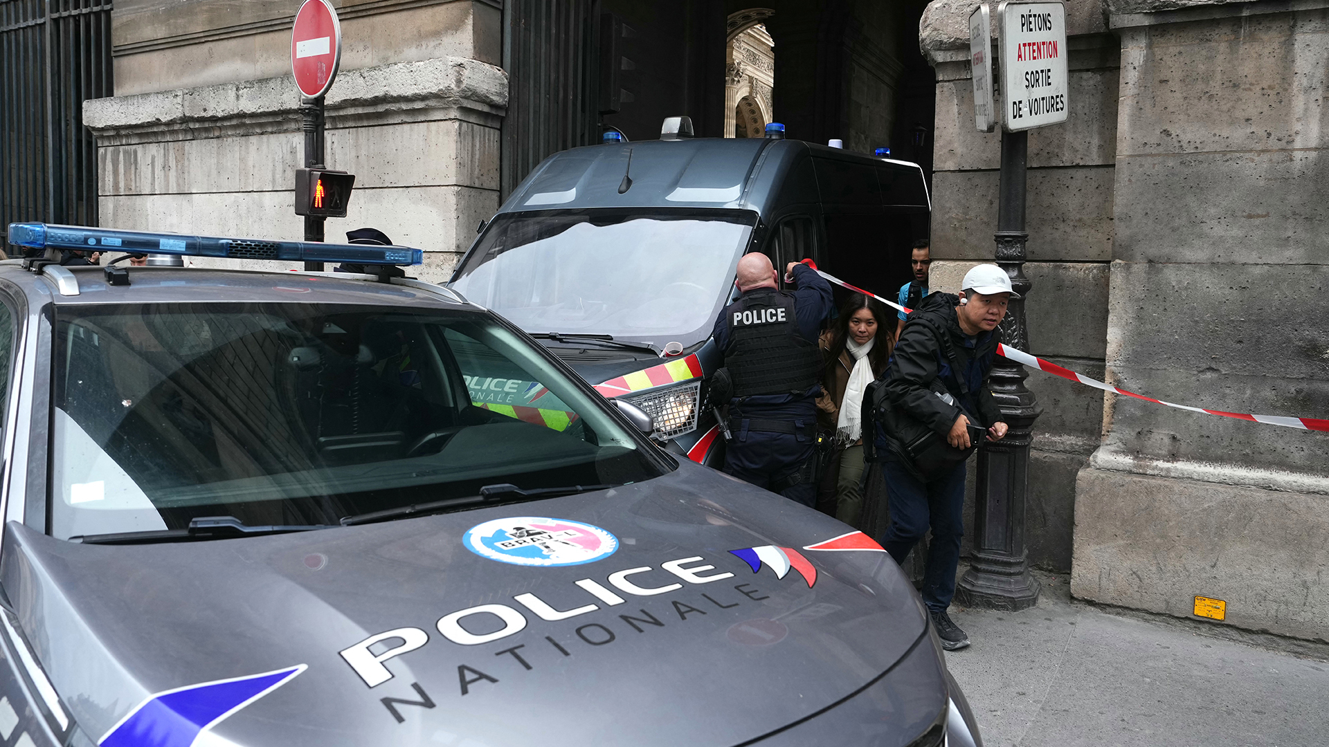 جريمة "هوليودية" في قلب اللوفر ومغردون: فرنسا ذاقت من كأسها!