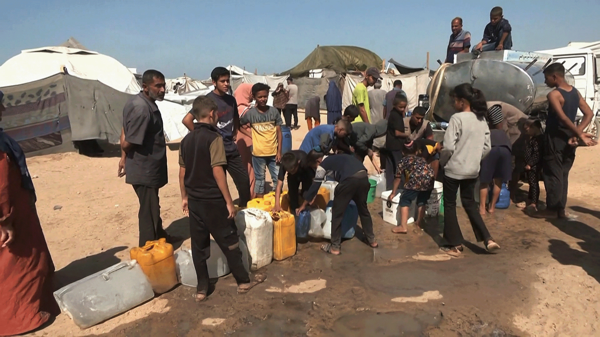 أزمة مياه خانقة تحاصر النازحين في خان يونس