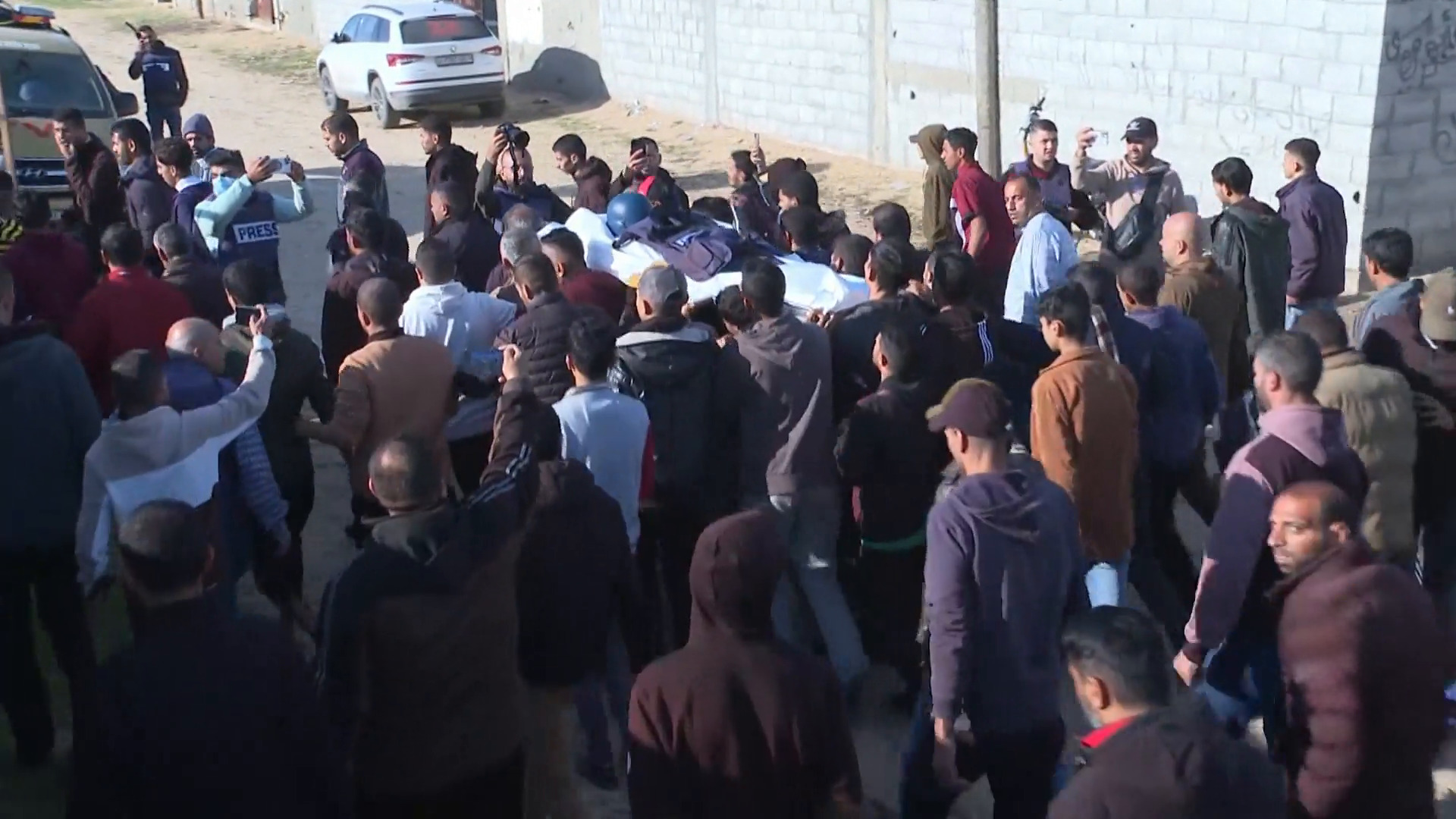 ما التحديات التي يواجهها الصحفيون أثناء تغطية الحرب في غزة؟