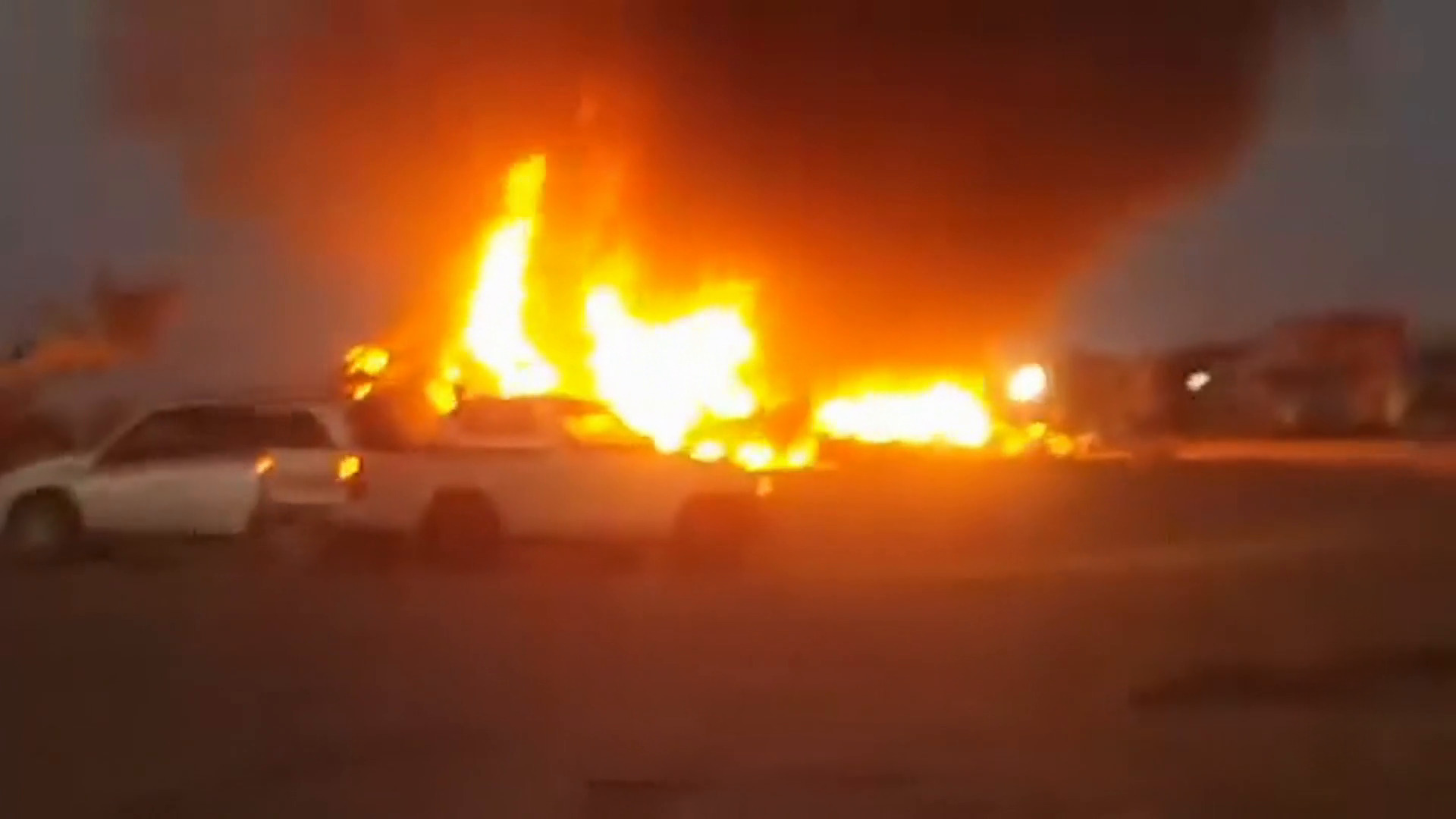 جثث متفحمة وطفلة ناجية.. مأساة "العبر" تهز منصات اليمن