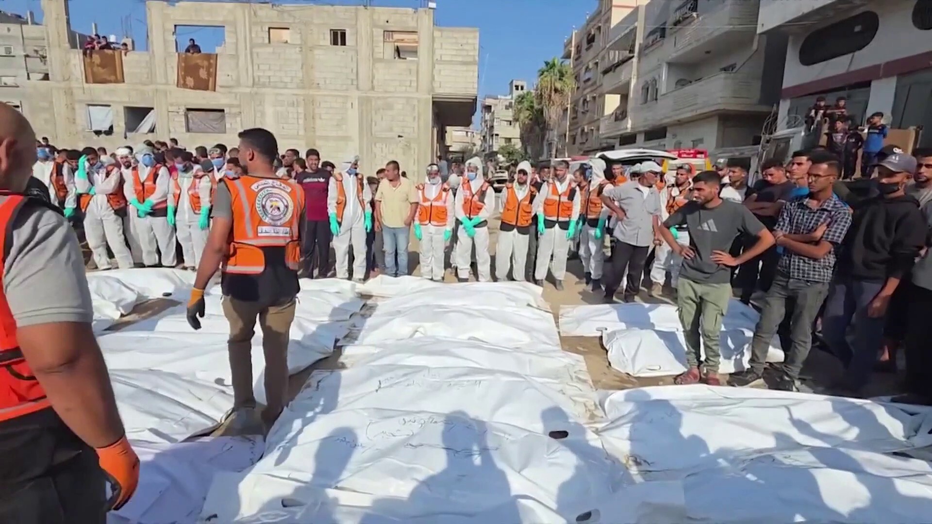 الدفاع المدني يواصل انتشال جثامين شهداء غزة