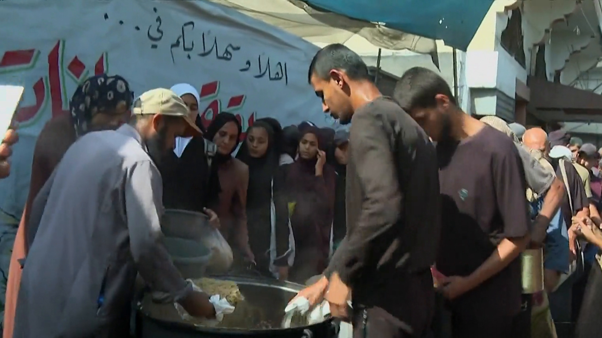 طوابير طويلة للحصول على الطعام في دير البلح وسط غزة