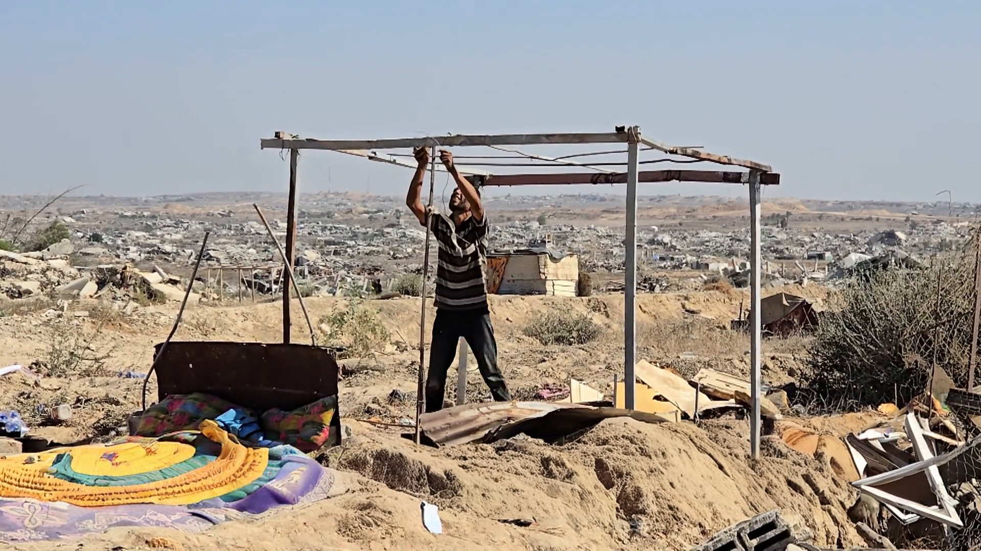 رغم الدمار الكامل.. عائلات فلسطينية تعود لبلدة المغراقة وسط غزة
