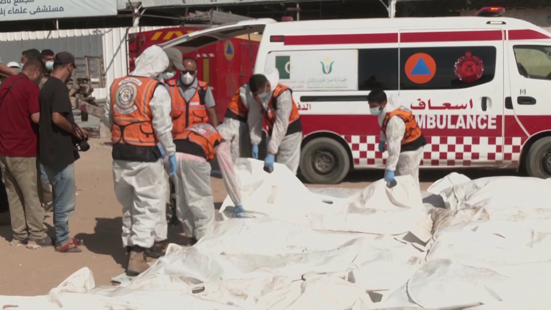 دفن شهداء غزة من مجهولي الهوية بمقبرة جماعية في دير البلح