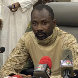 مالي.. إقالات بتهمة الانقلاب وتوتر مع فرنسا