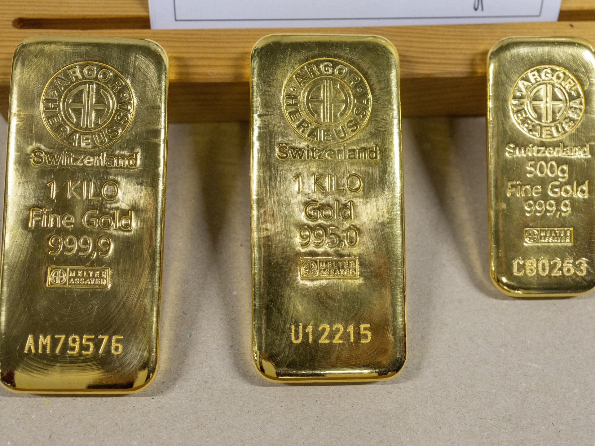 الذهب يتجاوز 4300 دولار متجها لأفضل مكاسب أسبوعية منذ 17 عاما