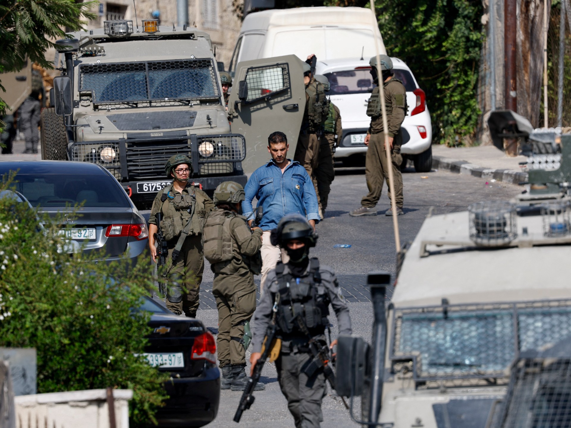 الاحتلال يعتقل معاقا ويخضعه للتعذيب ويصيب 3 فلسطينيين بالضرب المبرح
