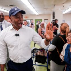 تحقيقات الفساد تحاصر دائرته المقربة.. ما أبرز التهم الموجهة إلى عمدة نيويورك؟