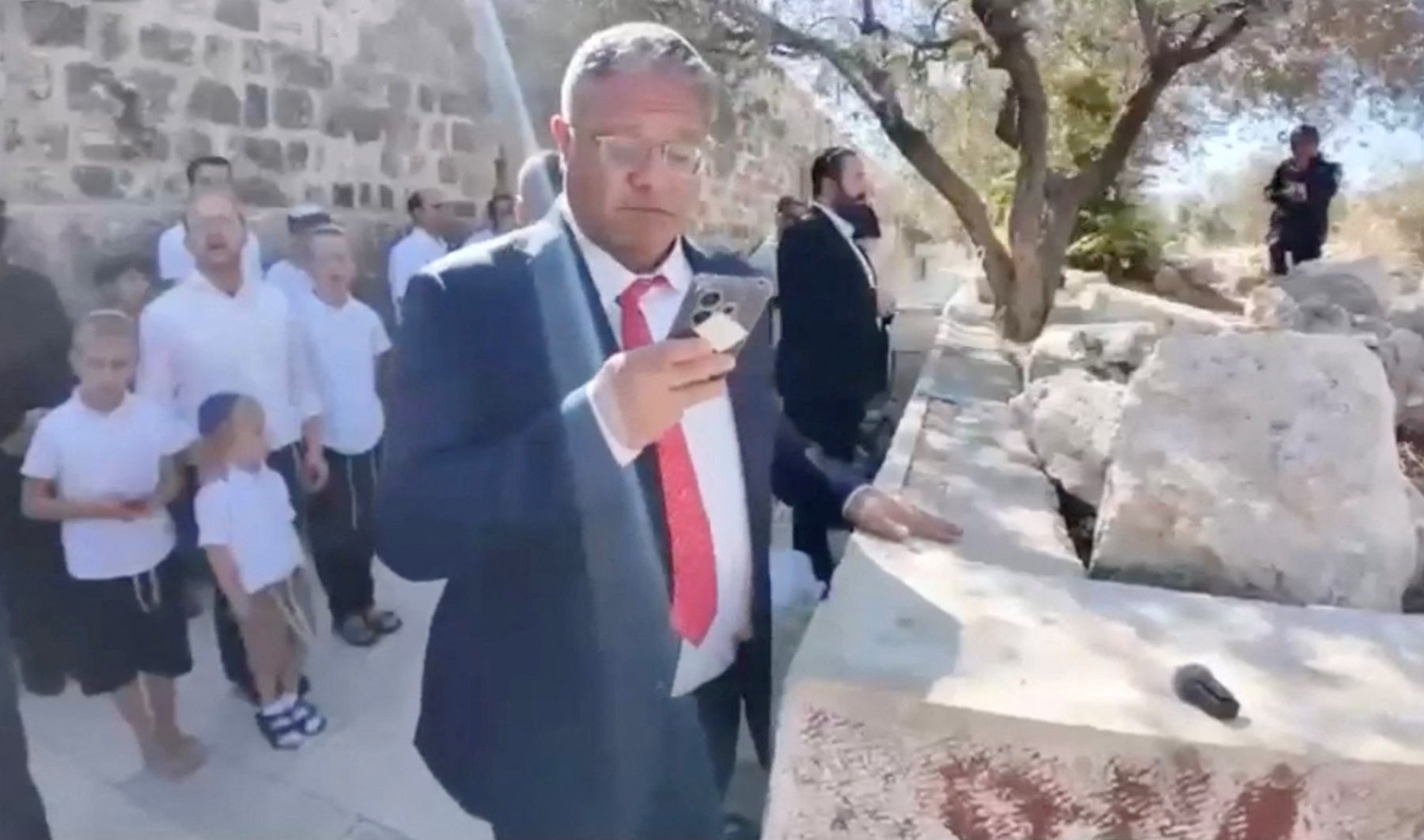 بن غفير يقتحم الأقصى والحرم الإبراهيمي واعتقالات واسعة بالضفة