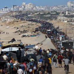 مئات الآلاف يعودون إلى غزة والاحتلال يحذر ويعيد تموضع قواته