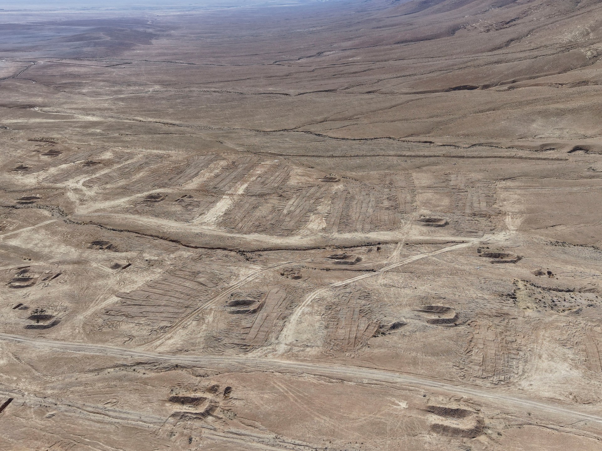 "نقل الأتربة".. رويترز تكشف عن عملية سرية لطمس جرائم الأسد