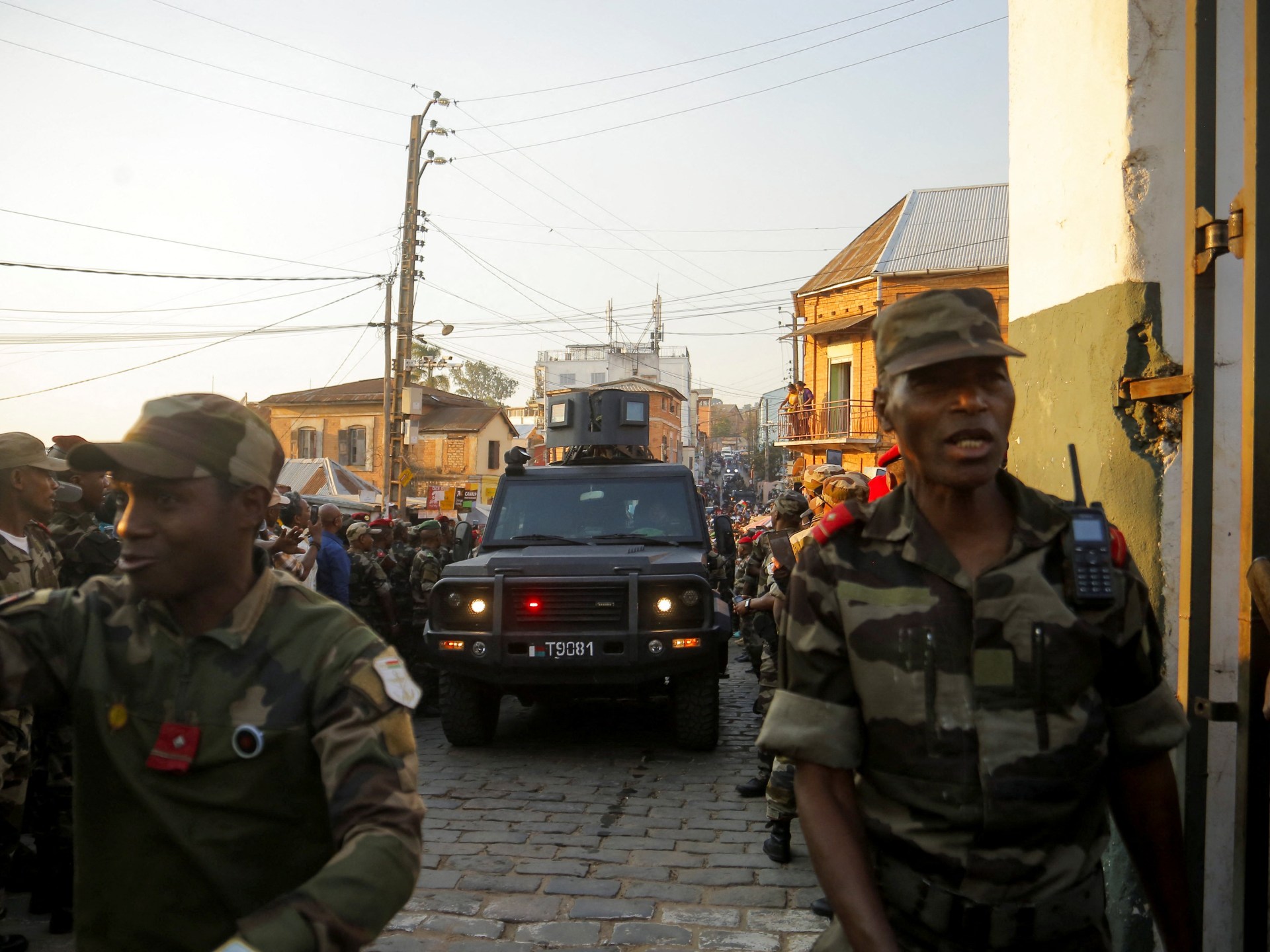 بالصور.. الجيش يتولى الحكم في مدغشقر بعد عزل راجولينا