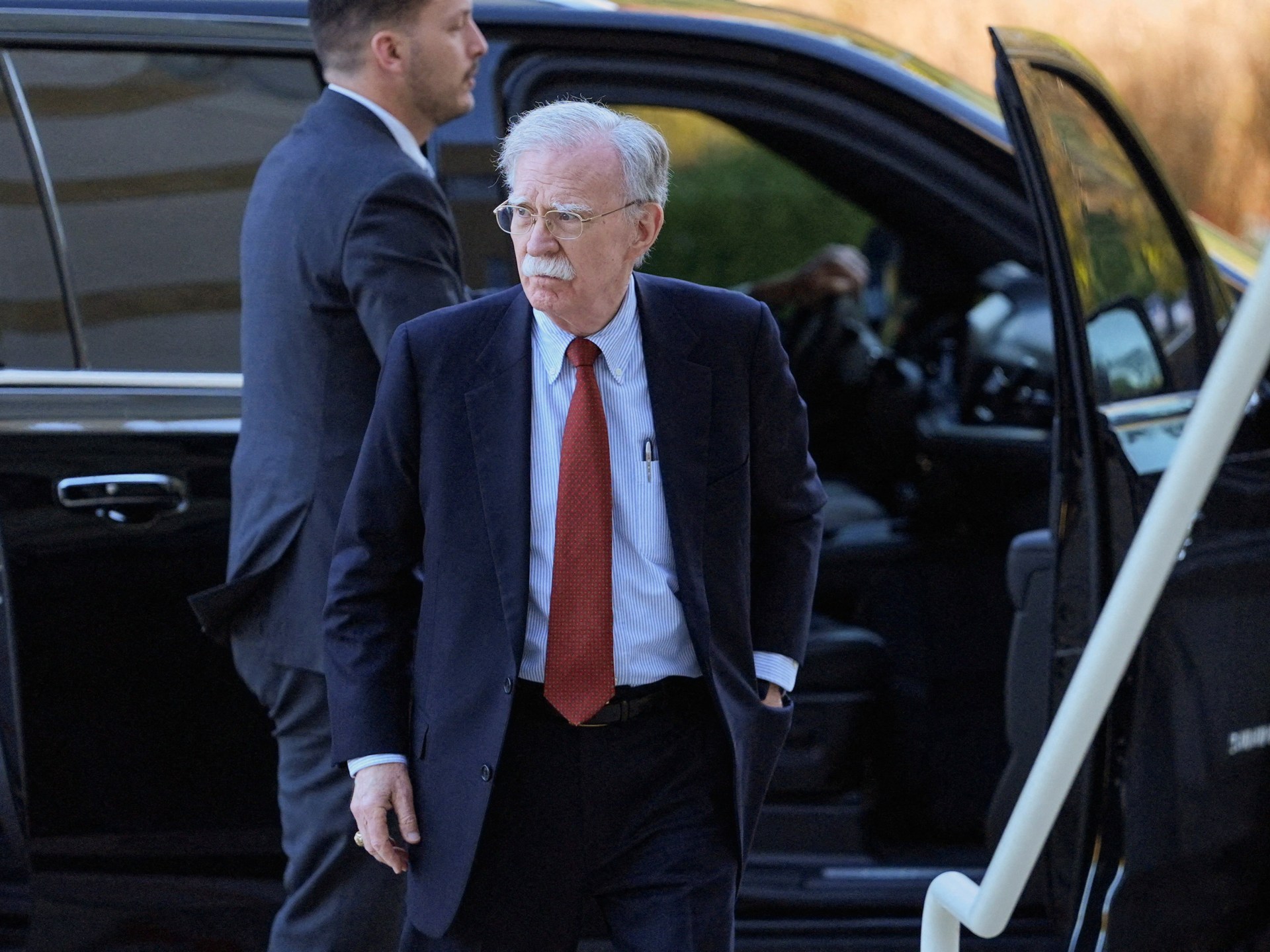 بولتون يسلّم نفسه ويتمسك ببراءته من كشف الأسرار