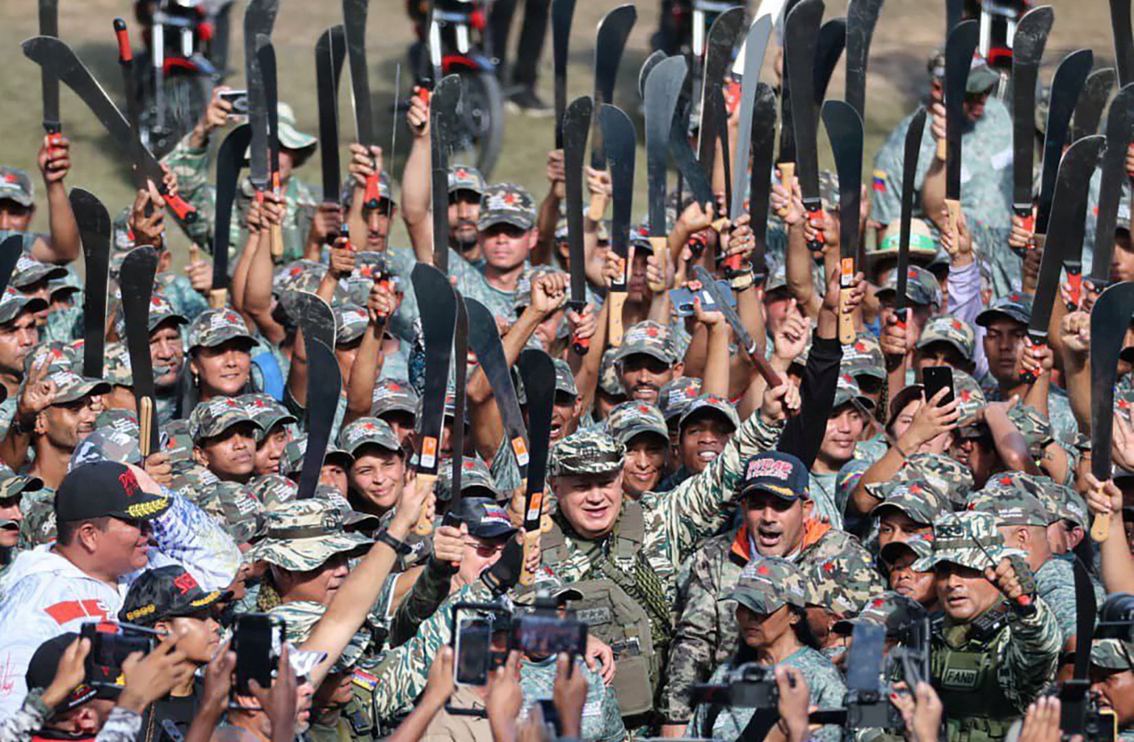 تأهب فنزويلي بـ4 ولايات وأميركا تقصف "غواصة مخدرات" بالكاريبي