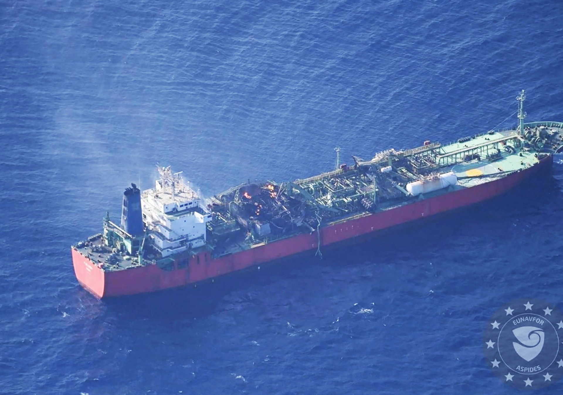 عملية إنقاذ طارئة لناقلة غاز مشتعلة بخليج عدن