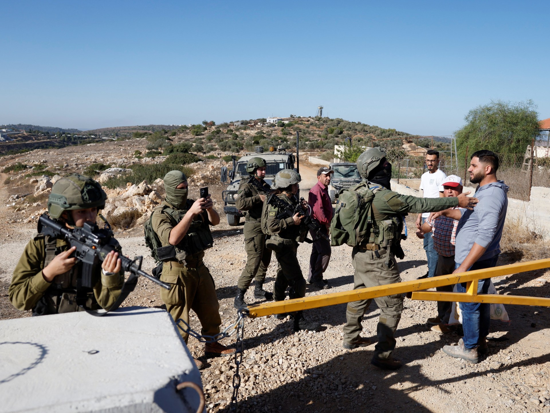 المستوطنون يواصلون اعتداءاتهم على قاطفي الزيتون والاحتلال يعتقل 9 فلسطينيين بالضفة