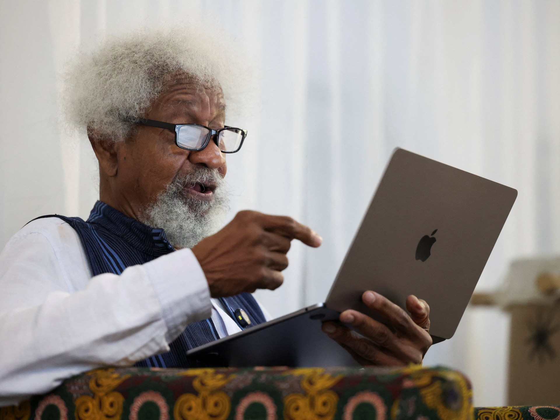 كاتب نيجيري حائز نوبل للآداب يؤكد أن الولايات المتحدة ألغت تأشيرته