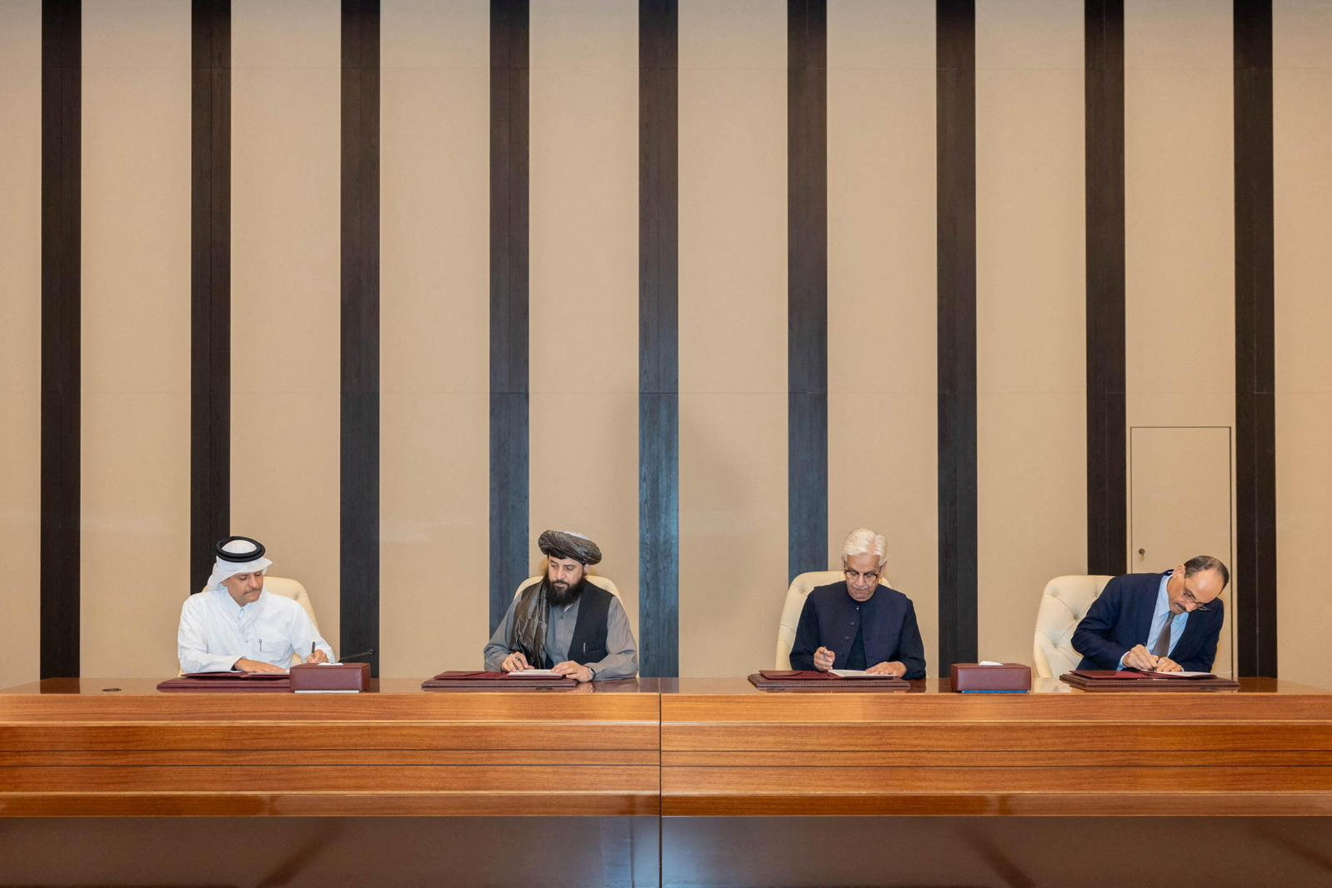 هل ينجح اتفاق الدوحة بإنهاء عقود من الصراع الحدودي بين أفغانستان وباكستان؟