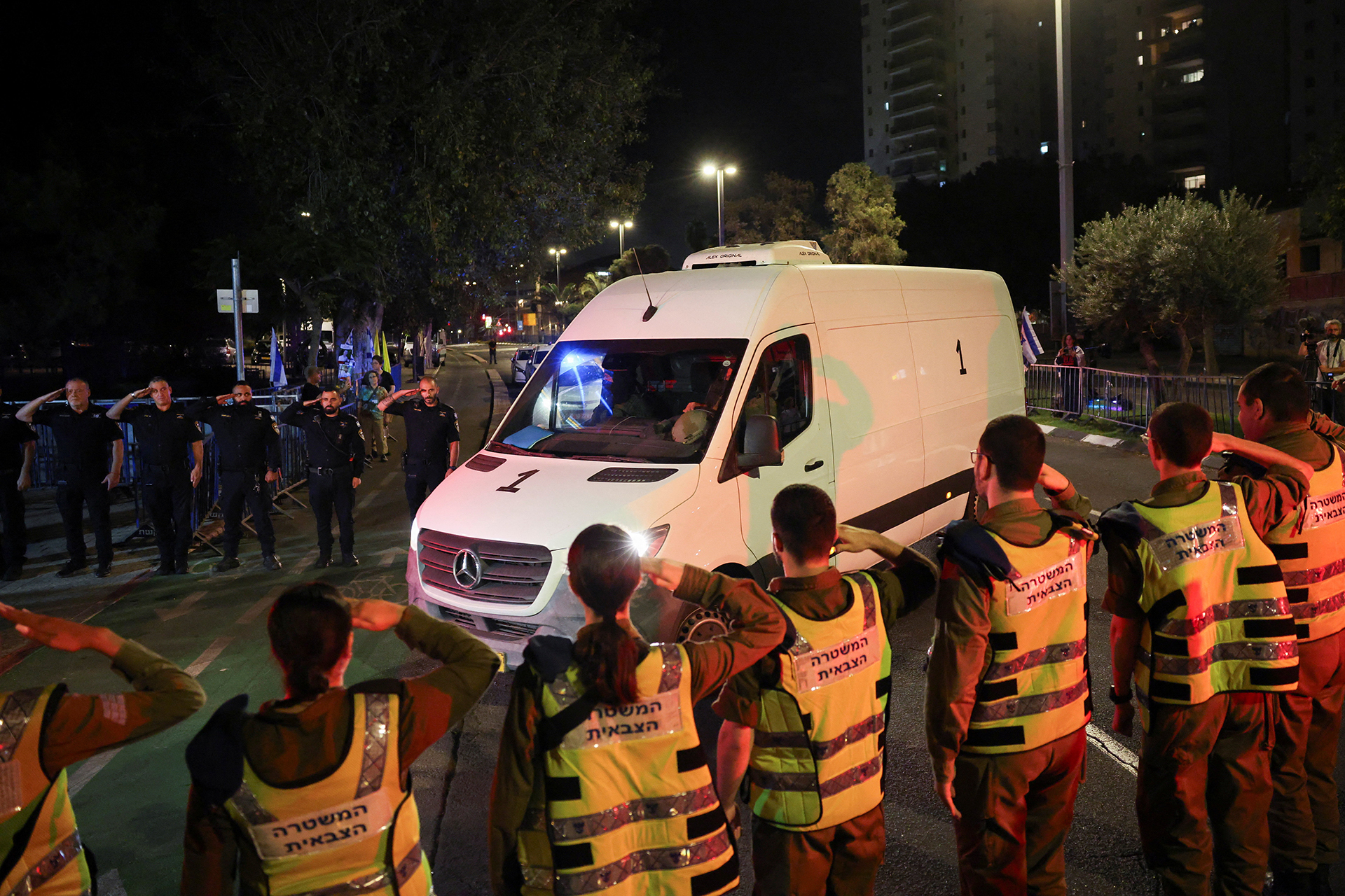 جثامين الأسرى تشعل أزمة جديدة وتهدد بتفجير اتفاق غزة