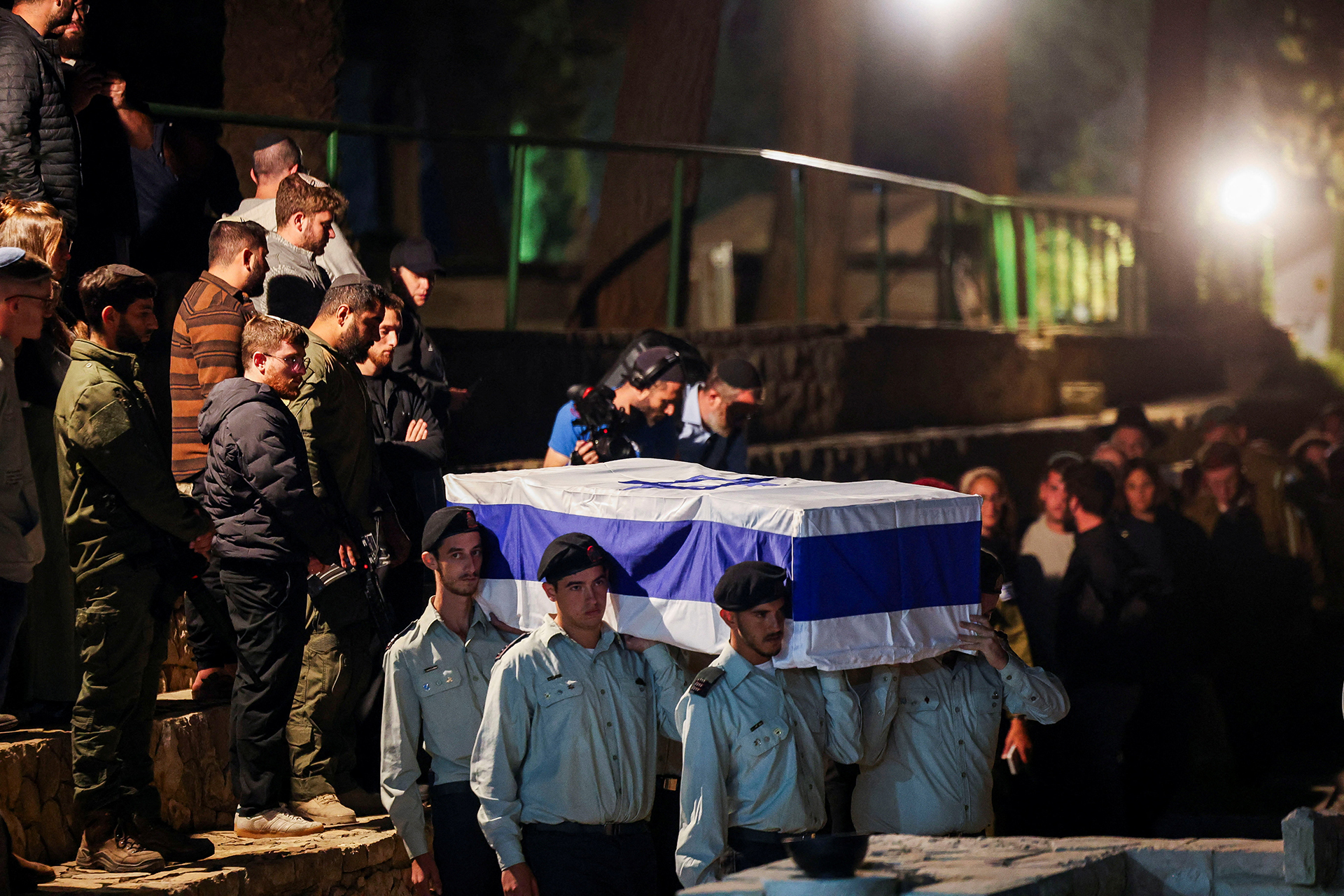 ورقة الجثامين تشعل الخلاف وتهدد مستقبل السلام في غزة