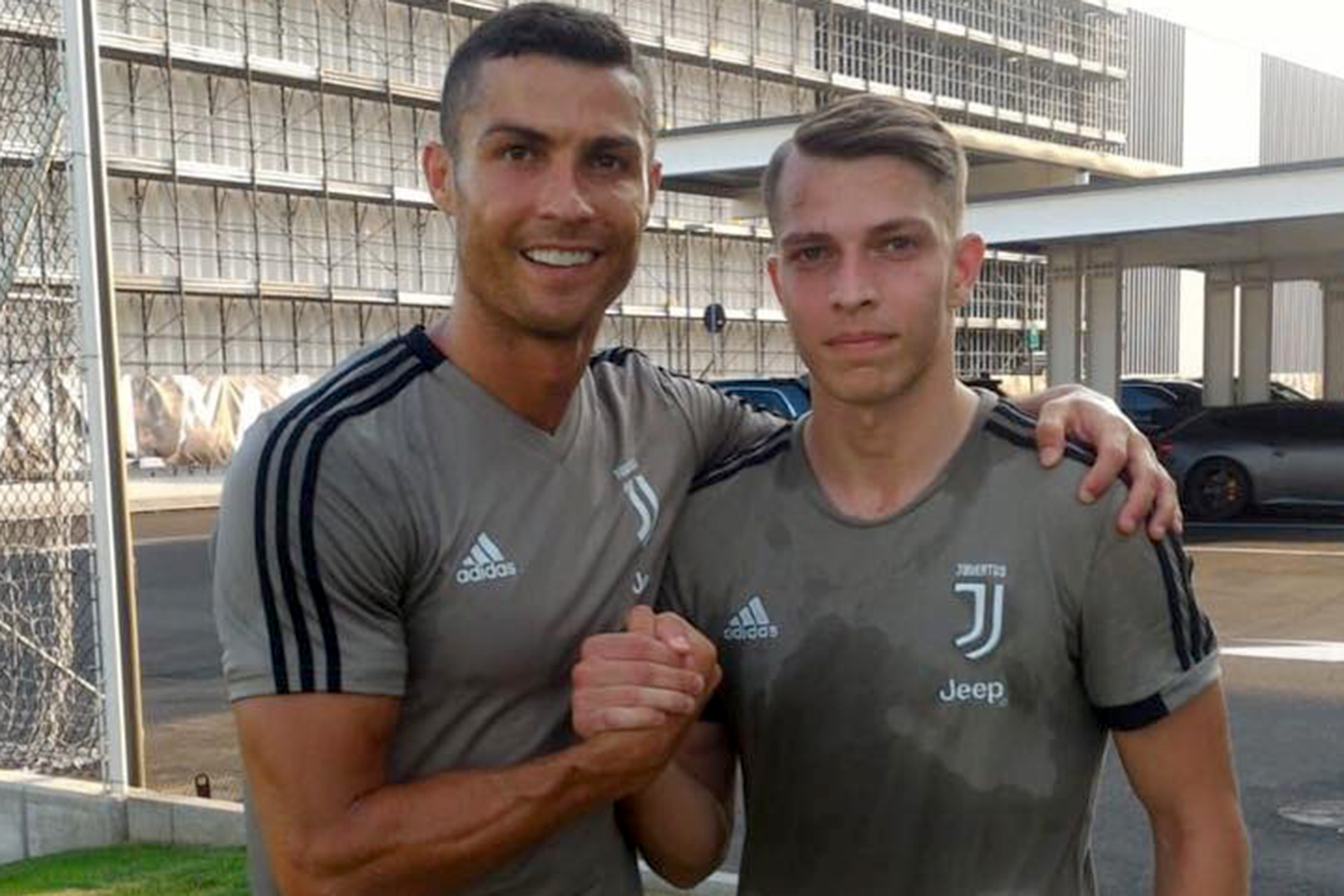 زميل رونالدو السابق يعمل في البناء بعد أن دمرته الإصابات