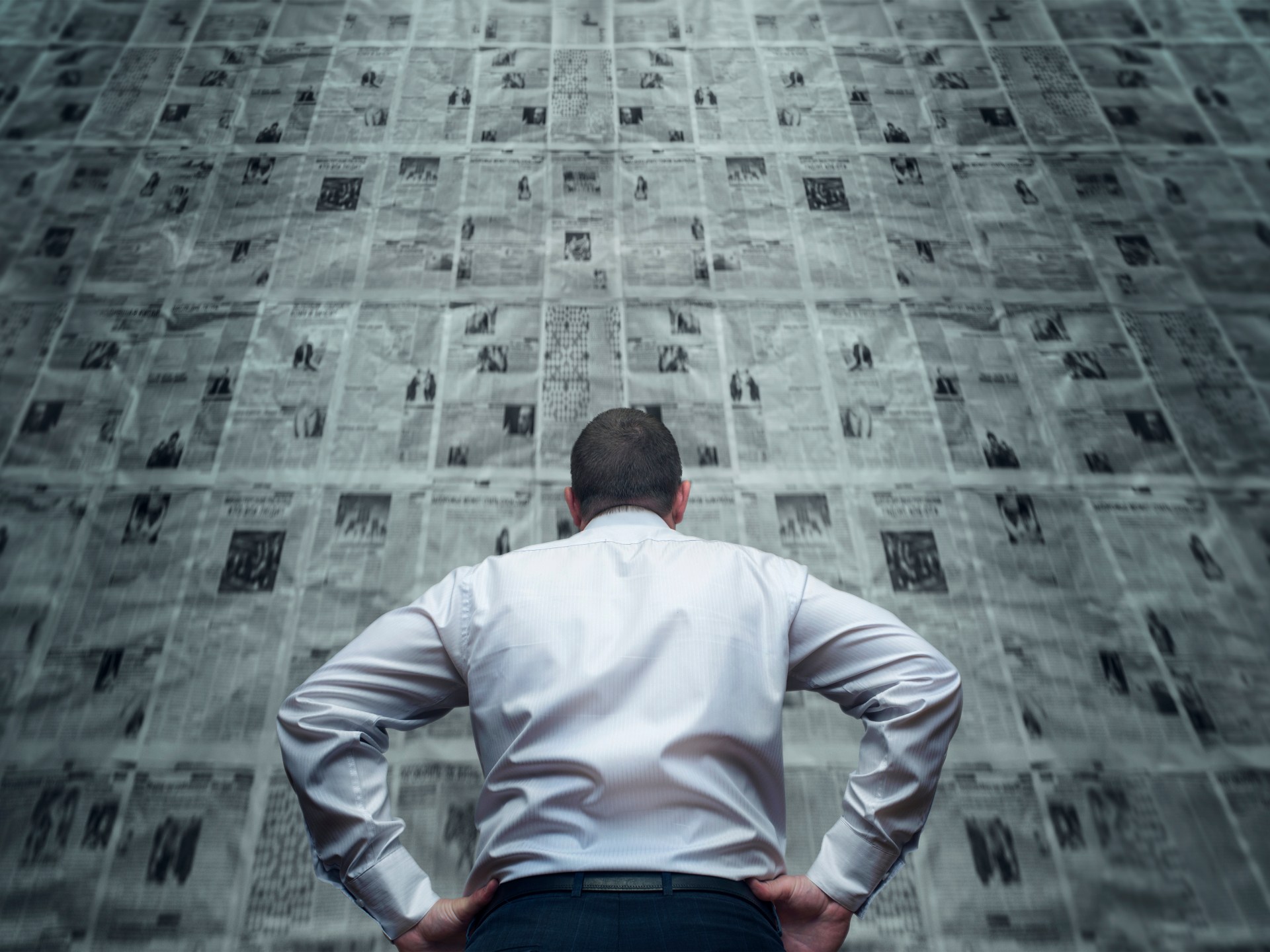 قبل أن تغلق الصحافة أبوابها.. لماذا تحتاج كل غرفة أخبار إلى "محرر شفافية"؟