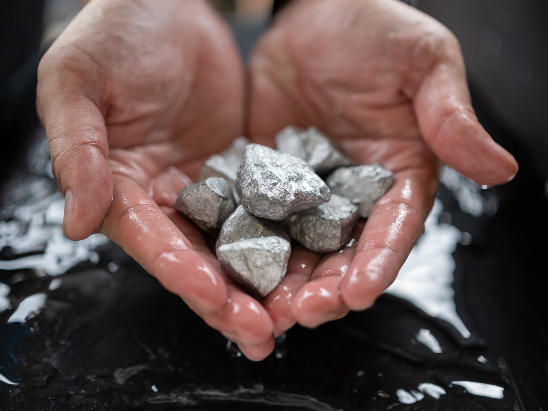 وول ستريت جورنال: هكذا هيمنت الصين على صناعة المعادن النادرة عالميا