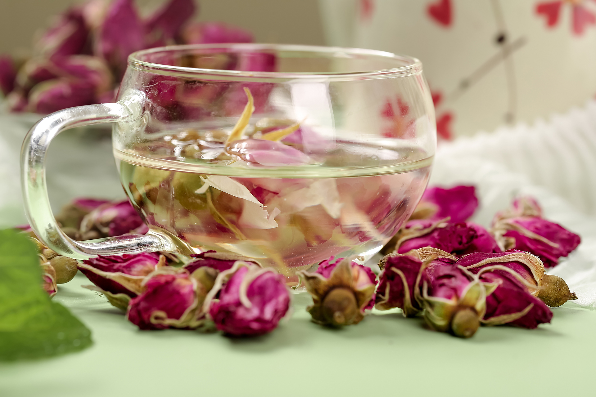 شاي بتلات الورد.. إكسير عطري يحارب السمنة ويساعدك على الاسترخاء