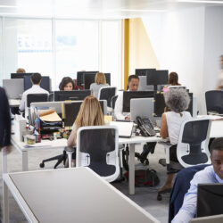 أسوأ وظيفة صحفية.. لماذا تلاشى دور "الوسيط" في الإعلام الأميركي؟