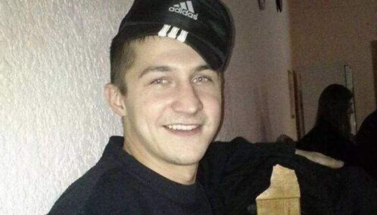 أجبر مغتصب طفلته على حفر قبره بيديه